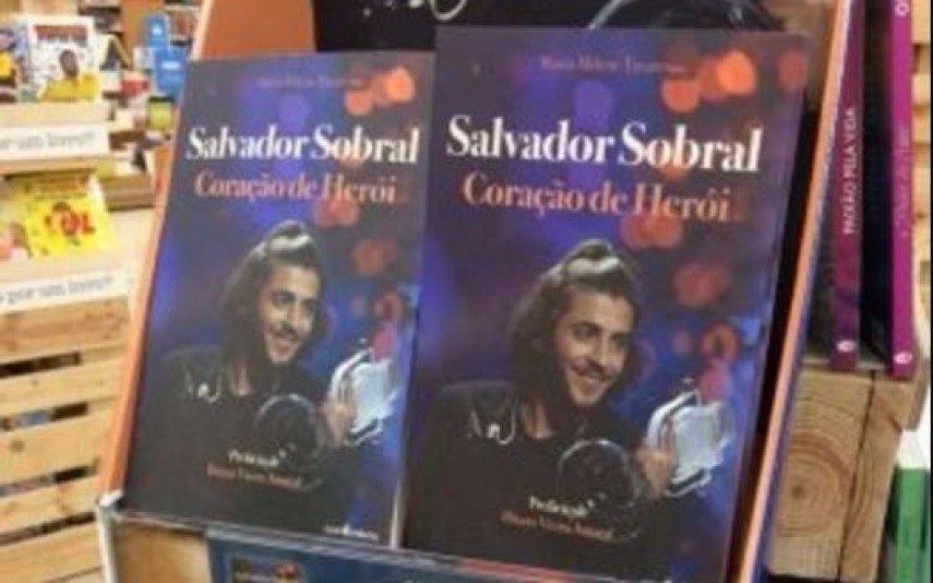 Salvador Sobral Pede para ninguém comprar o livro “Salvador Sobral Coração de Herói”