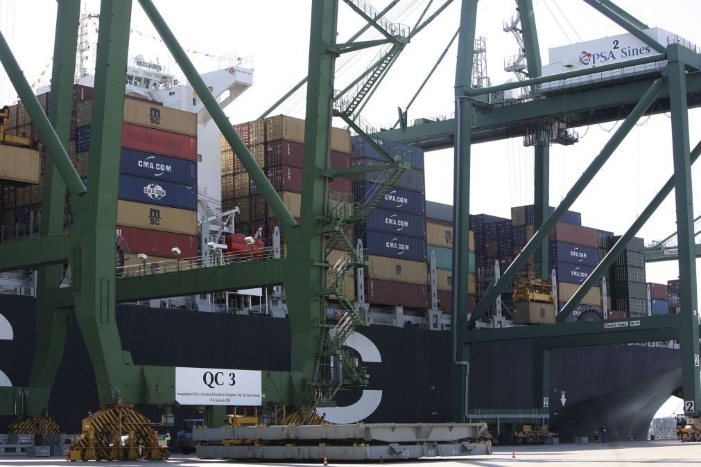 Exportações aumentam 15% e importações crescem 22% em maio