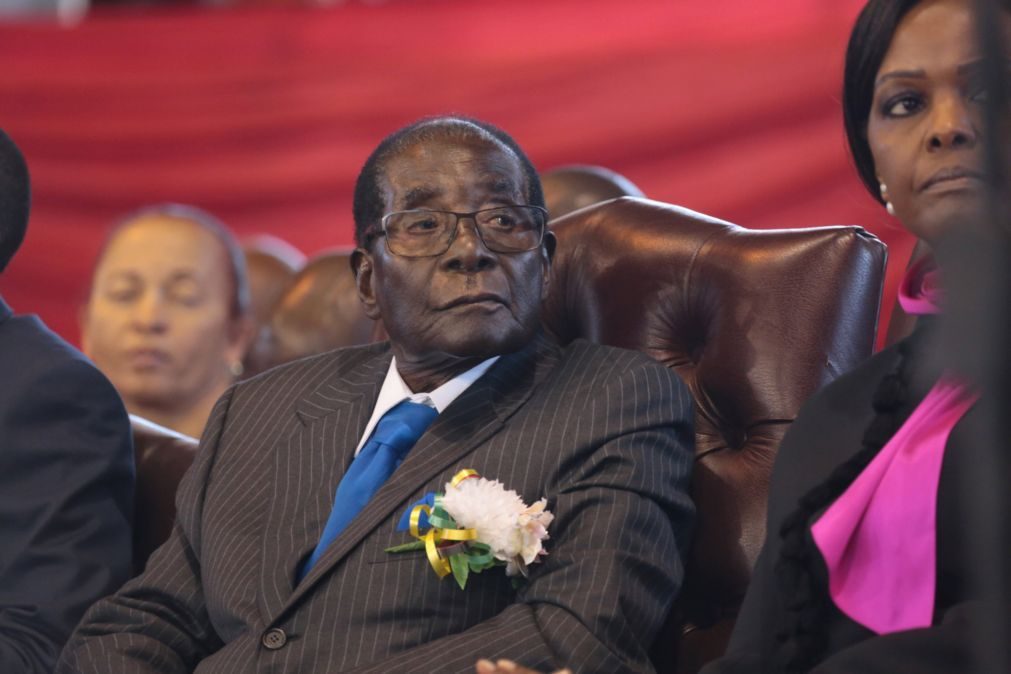 Presidente do Zimbabué está em Singapura por razões médicas