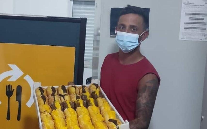 Quem Quer Namorar Com o Agricultor? Concorrente vende bolas de Berlim na praia