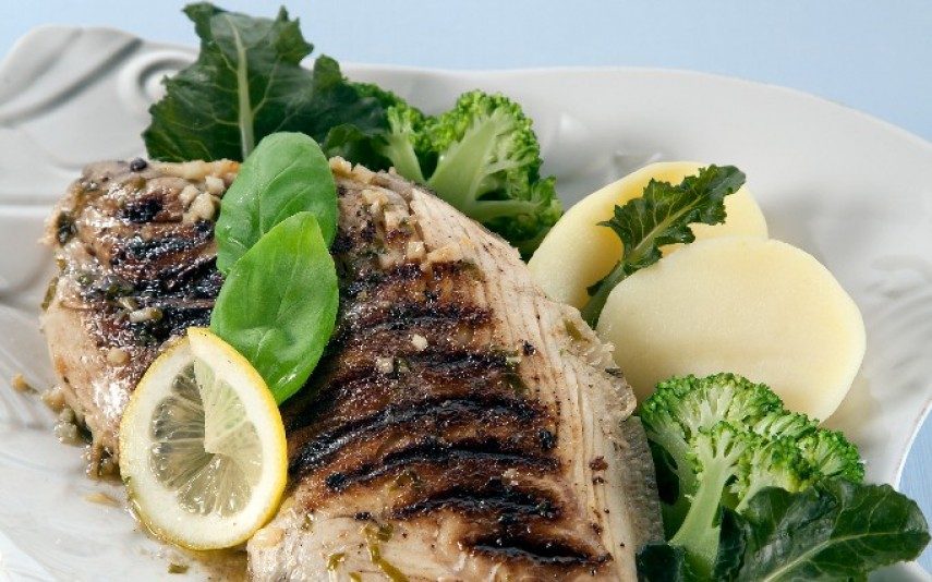 Peixe porco grelhado com legumes  Opção saudável