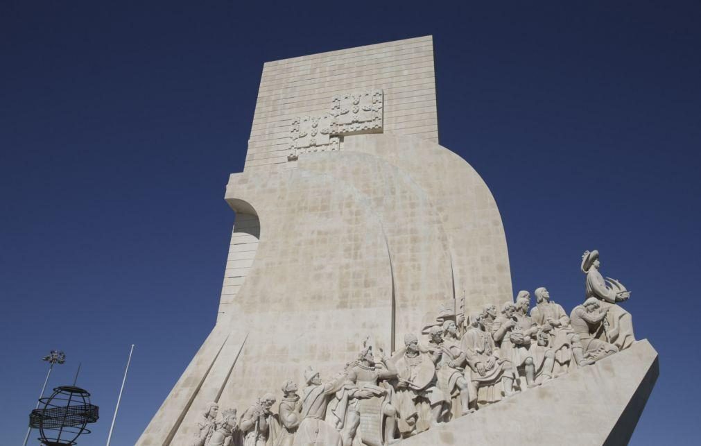 Padrão dos Descobrimentos vandalizado com mensagem em inglês