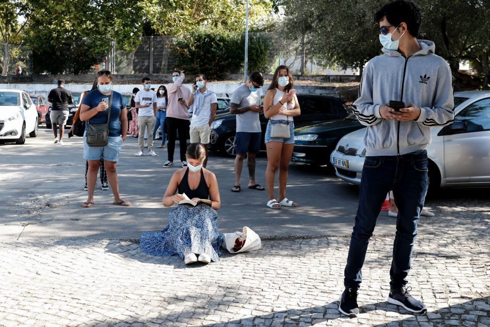 Covid-19: Centros enchem-se no fim de semana para vacinar mais de 100 mil jovens com 16 e 17 anos