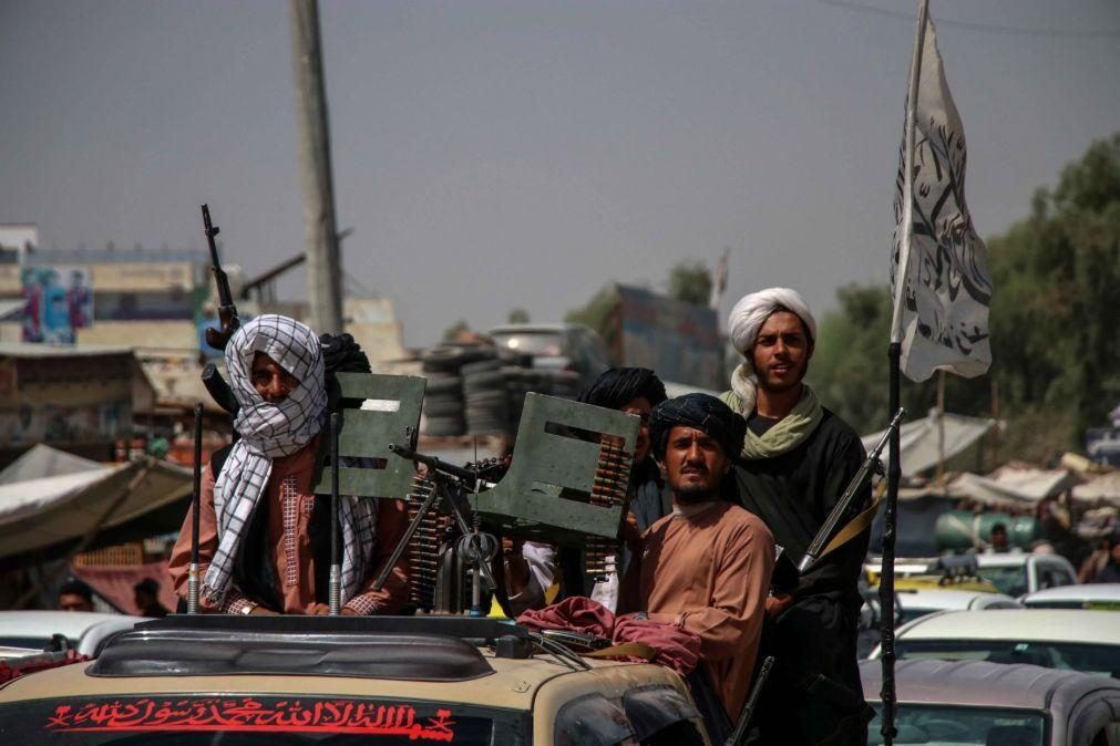 Reino Unido negoceia com talibãs saída de nacionais e aliados do Afeganistão