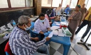 Covid-19: Três detidos no Egito após a descoberta de vacinas abandonadas