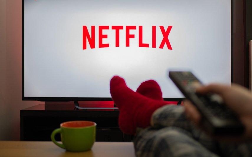 Descubra como ficar em forma a ver Netflix