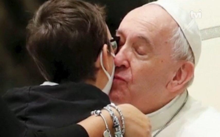 Criança aproxima-se do Papa Francisco e pede-lhe o solidéu [vídeo]