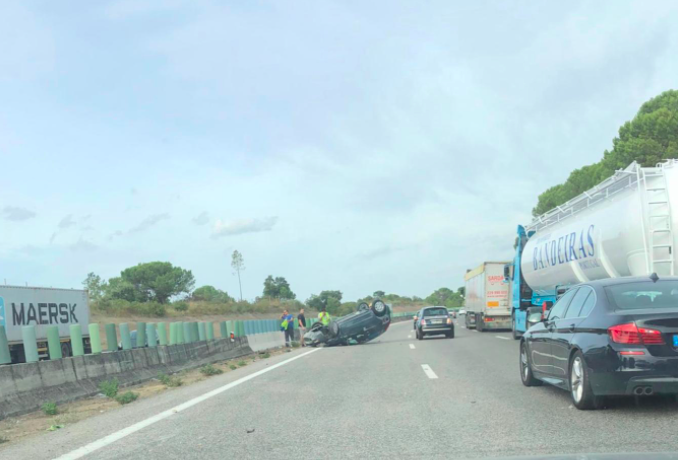 ÚLTIMA HORA. Carro capota na A1