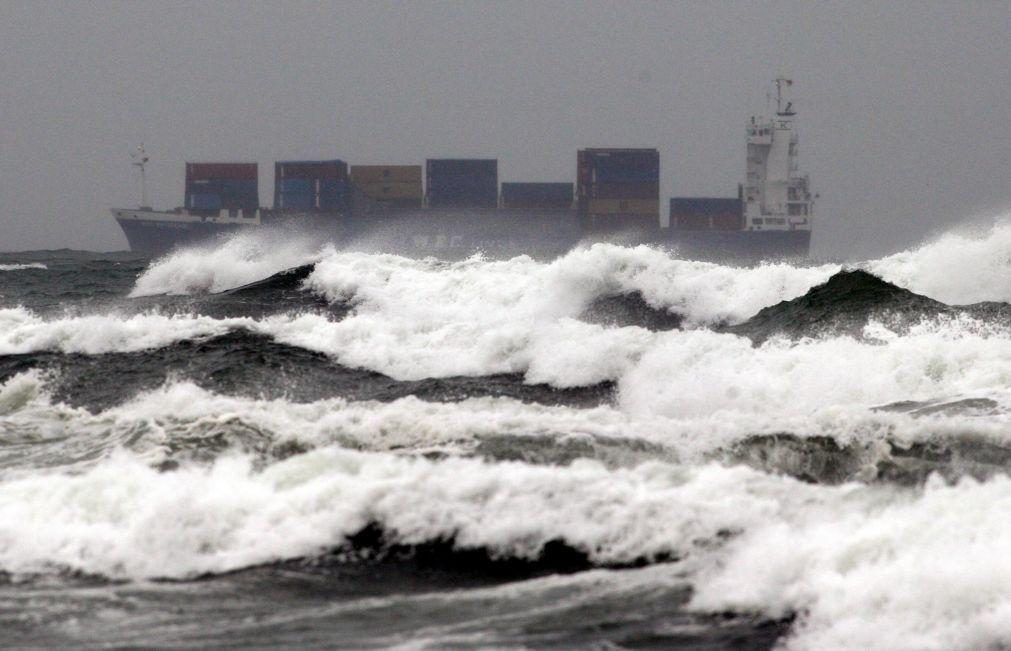 Duas barras marítimas fechadas a toda a navegação e quatro condicionadas