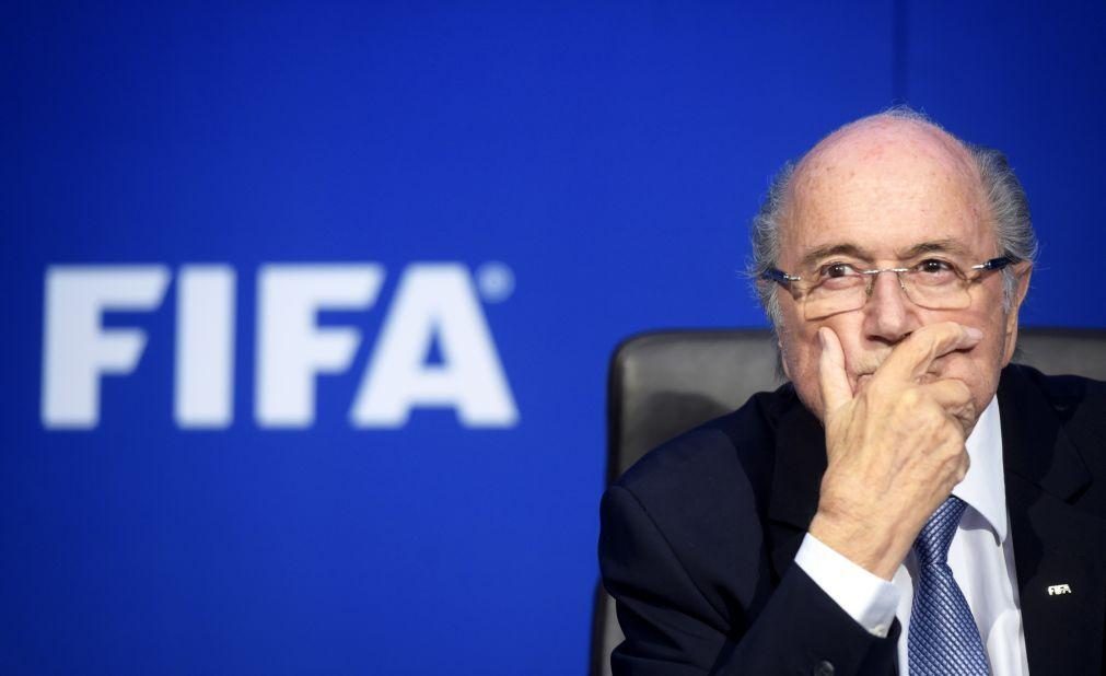 Joseph Blatter e Michel Platini acusados de fraude
