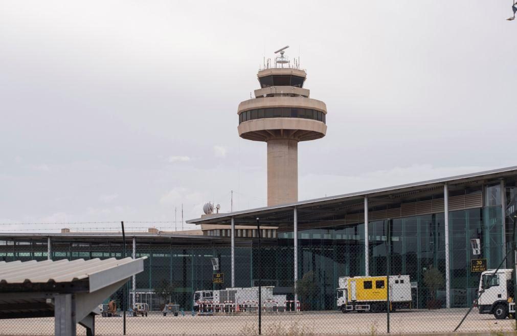 Polícia investiga fuga de 24 migrantes após aterragem de avião em Palma de Maiorca