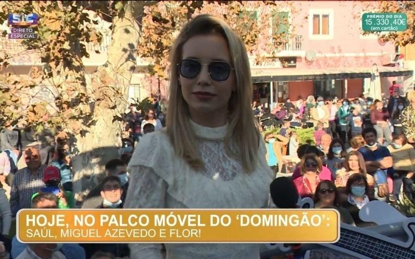 Luciana Abreu apresenta Domingão de óculos escuros