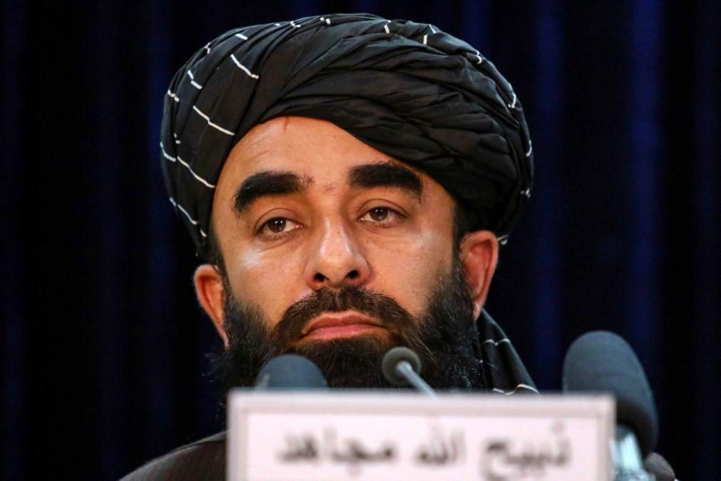 Afeganistão: Governo talibã pede às televisões que não transmitam séries com mulheres