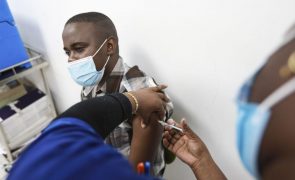 Covid-19: Apenas 27% dos profissionais de saúde em África estão vacinados -- OMS