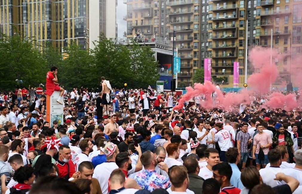 Cerca de duas mil pessoas forçaram entrada em Wembley para a final do Euro2020