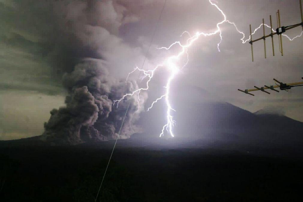 Milhares de pessoas fogem da erupção do vulcão indonésio Semeru