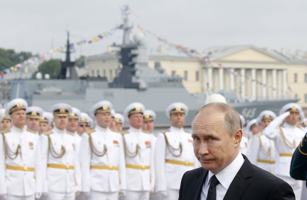 Putin diz que 755 diplomatas norte-americanos devem abandonar Rússia