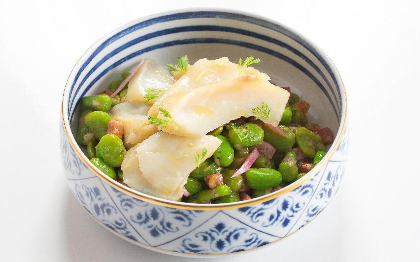 Cachaço de Bacalhau da Noruega confitado, cremoso de favas e chouriço