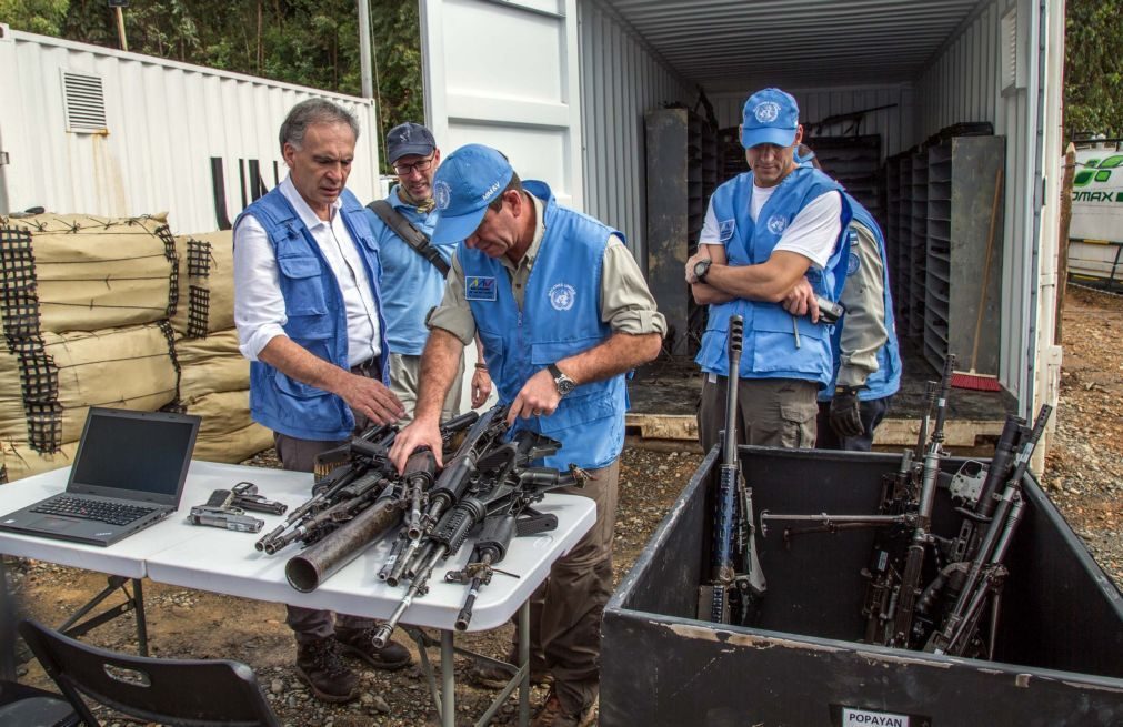 ONU começa a retirar armas rebeldes de campos na Colômbia