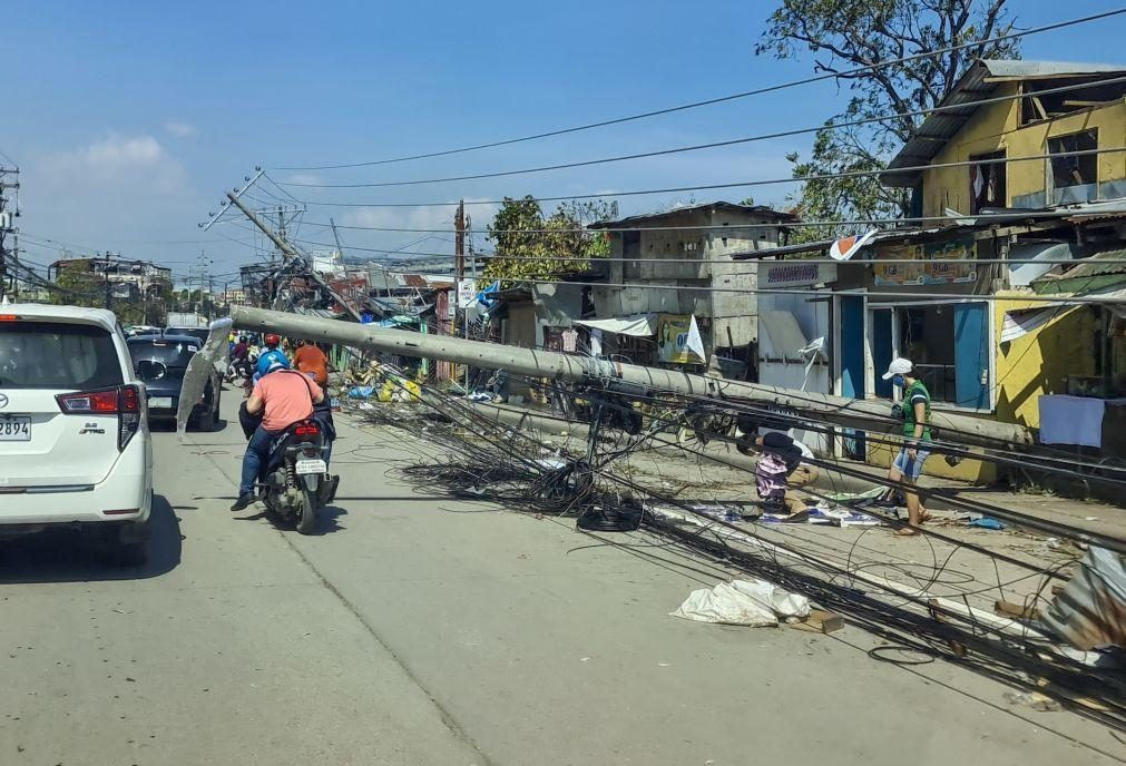 Tufão Rai mata quase 100 pessoas ao passar pelas Filipinas