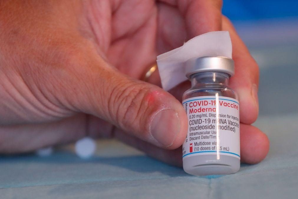 Covid-19: Moderna afirma que dose de reforço aumenta proteção contra Ómicron