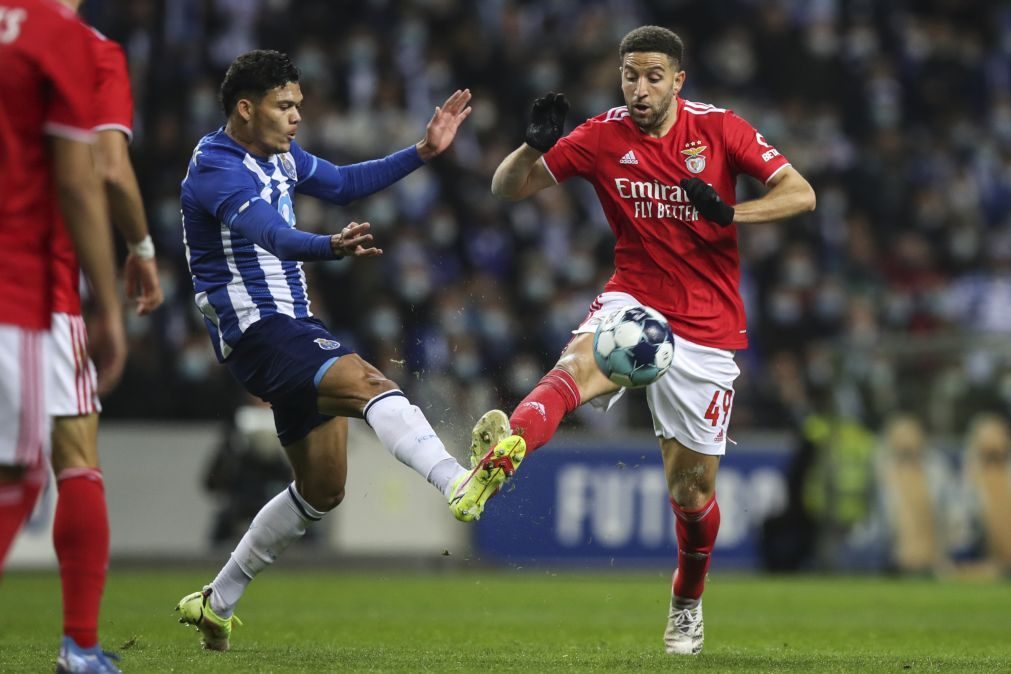 Benfica sobre 'brasas' visita FC Porto perante olhar atento do Sporting