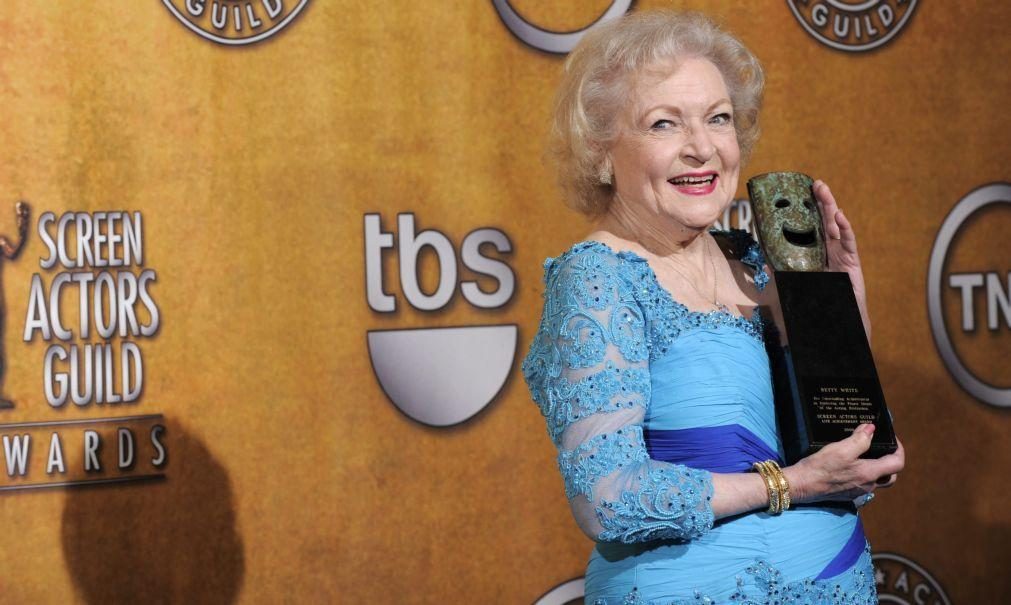 Atriz Betty White morreu a poucos dias de completar 100 anos