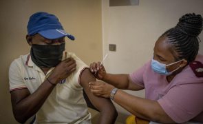 Covid-19: Se África não chegar a 70% de vacinação, covid-19 será endémica - Africa CDC