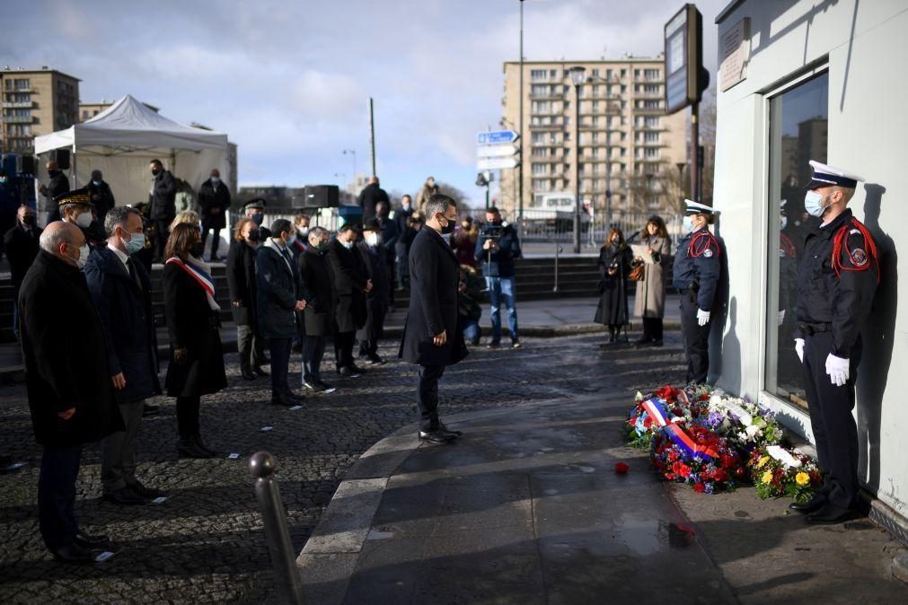 França homenageia vítimas dos atentados ao semanário Charlie Hebdo