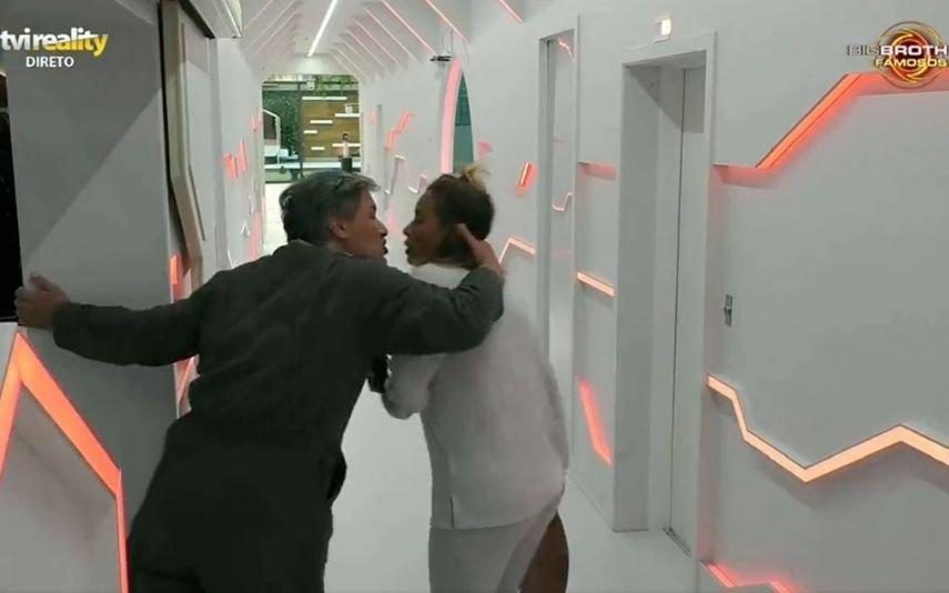 Big Brother Famosos Bruno força Liliana a dar beijo [vídeo]