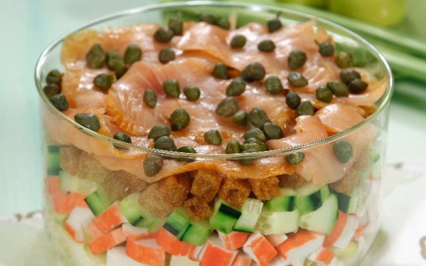 Salada de salmão fumado e crotões Saborosa combinação