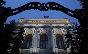 Ucrânia: Banco central da Rússia aumenta taxa diretora em 10,5 pontos para 20%