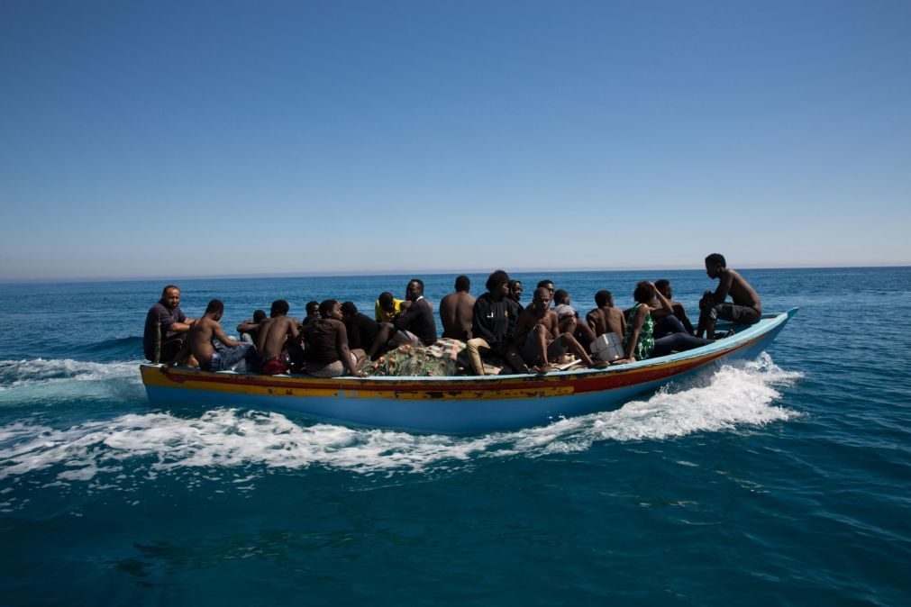 Três ONG suspendem resgate de migrantes no Mediterrâneo devido a restrições na Líbia