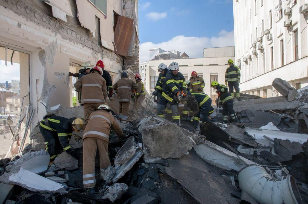 Ucrânia: Autoridades receiam elevado número de vítimas em ataque russo a quartel