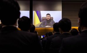 Ucrânia: Zelensky acusa Ocidente de falta de coragem