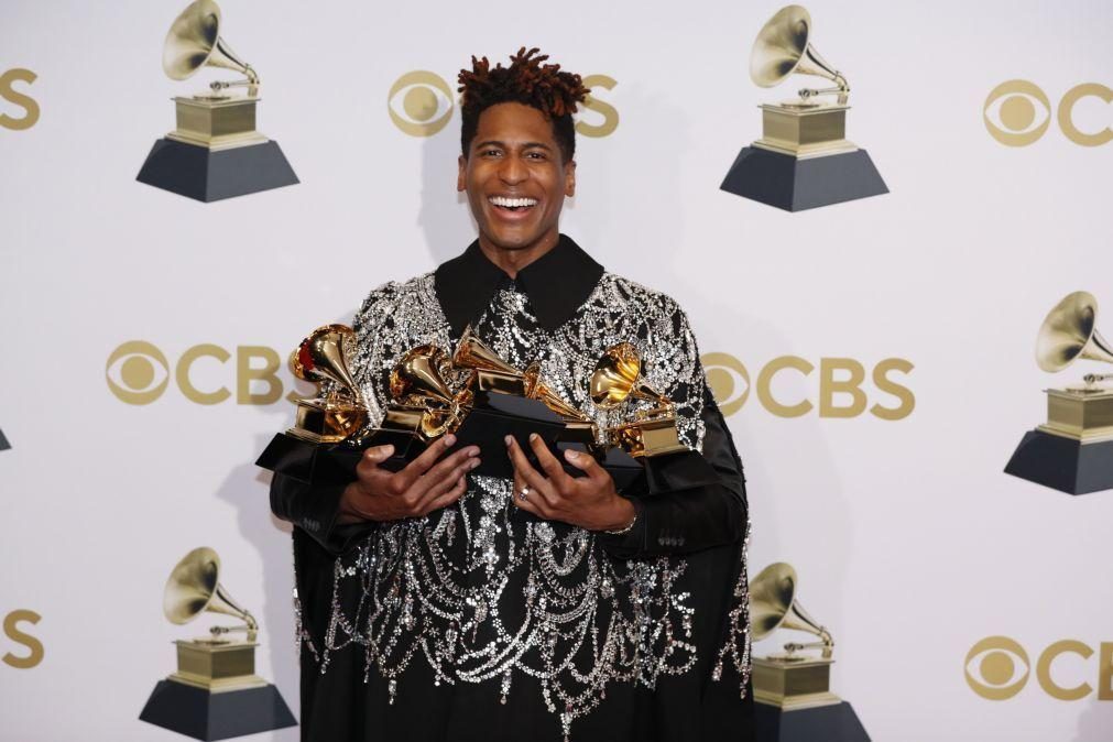 Jon Batiste, Olivia Rodrigo e Silk Sonic de Bruno Mars vencem noite dos Grammy