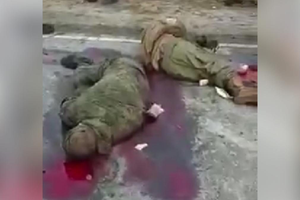 Vídeo mostra ucranianos a executar soldados russos [imagens gráficas]