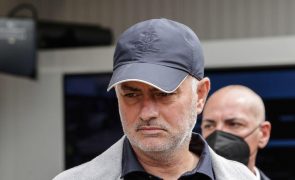 José Mourinho visita 'santuário' de Diego Maradona em Nápoles