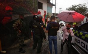 Mais de 100 veículos destruídos na Colômbia em represálias de cartel de droga
