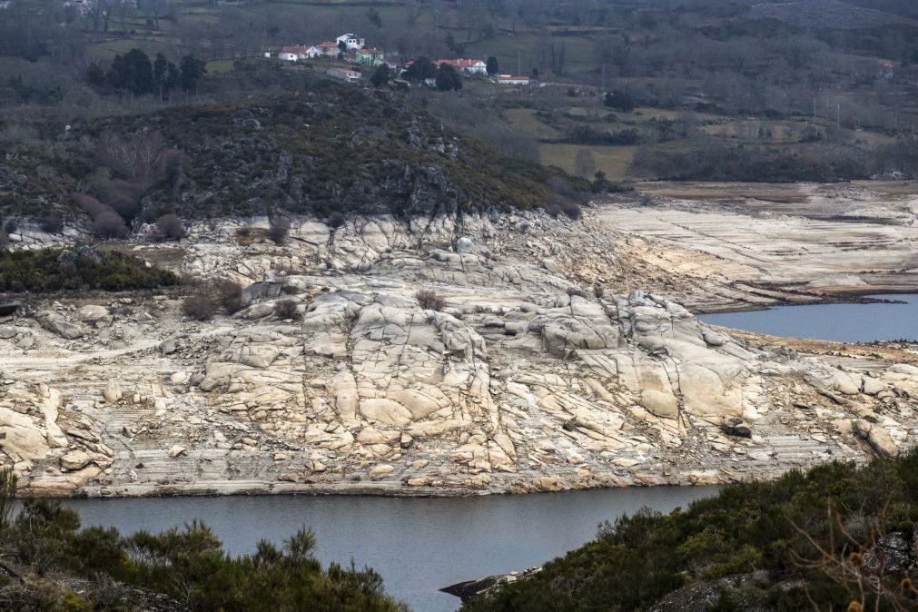 Hidroavião retirado de albufeira em Montalegre 25 anos depois de afundar