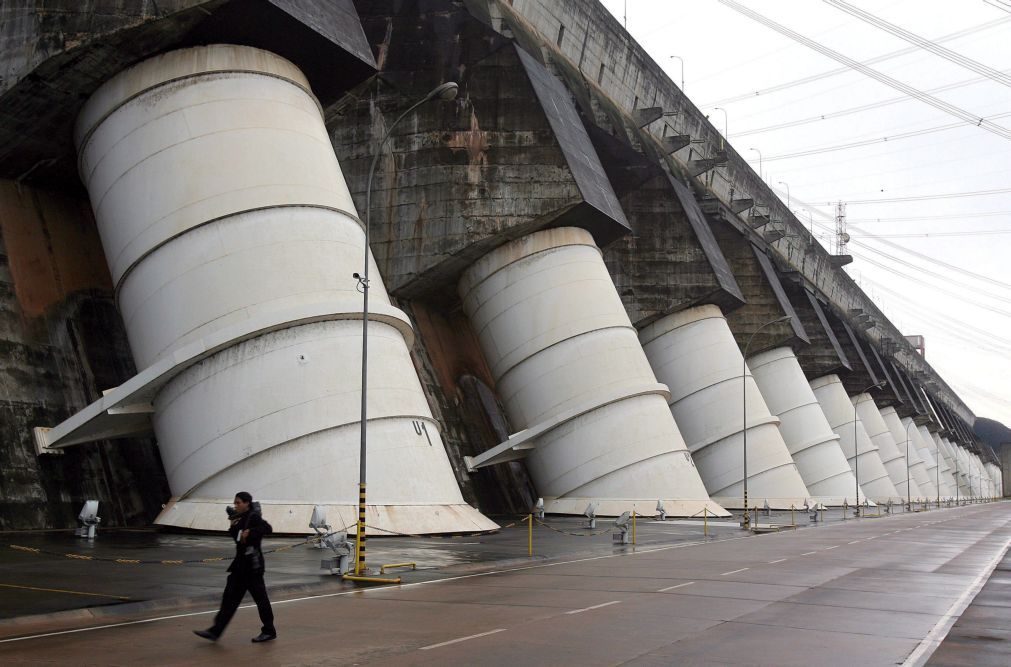 Governo brasileiro espera privatizar Eletrobras até 2018 sem Itaipu e usinas nucleares