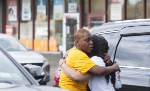 Cerimónia de homenagem às vítimas do tiroteio de Buffalo torna-se grito contra o racismo