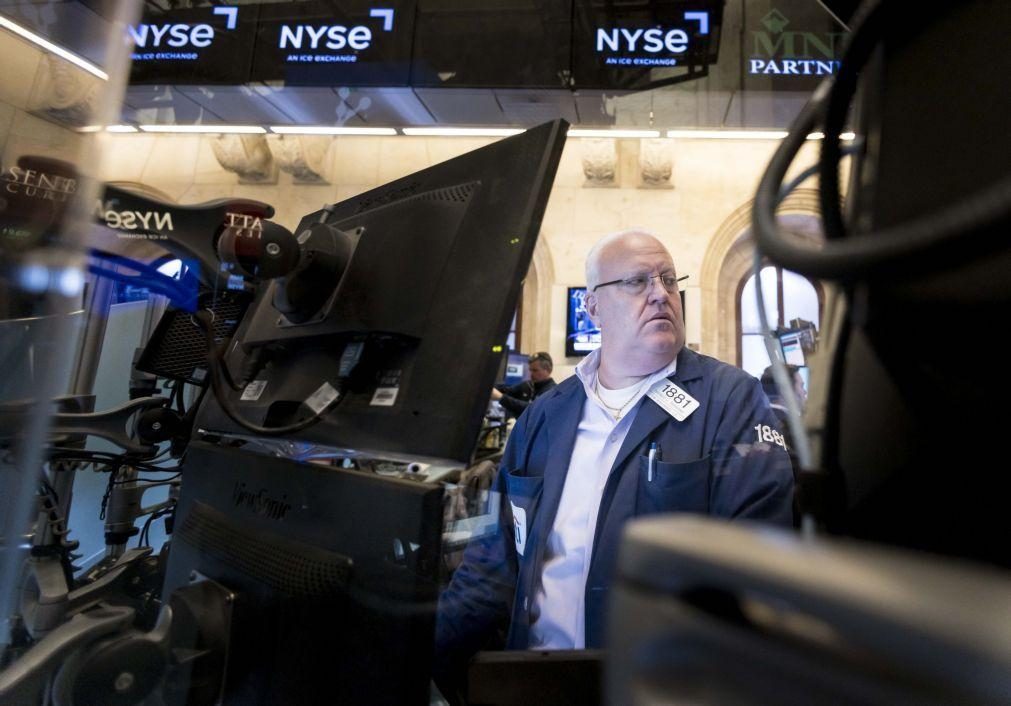 Wall Street fecha em baixa com investidores a cederem à debilitação da economia