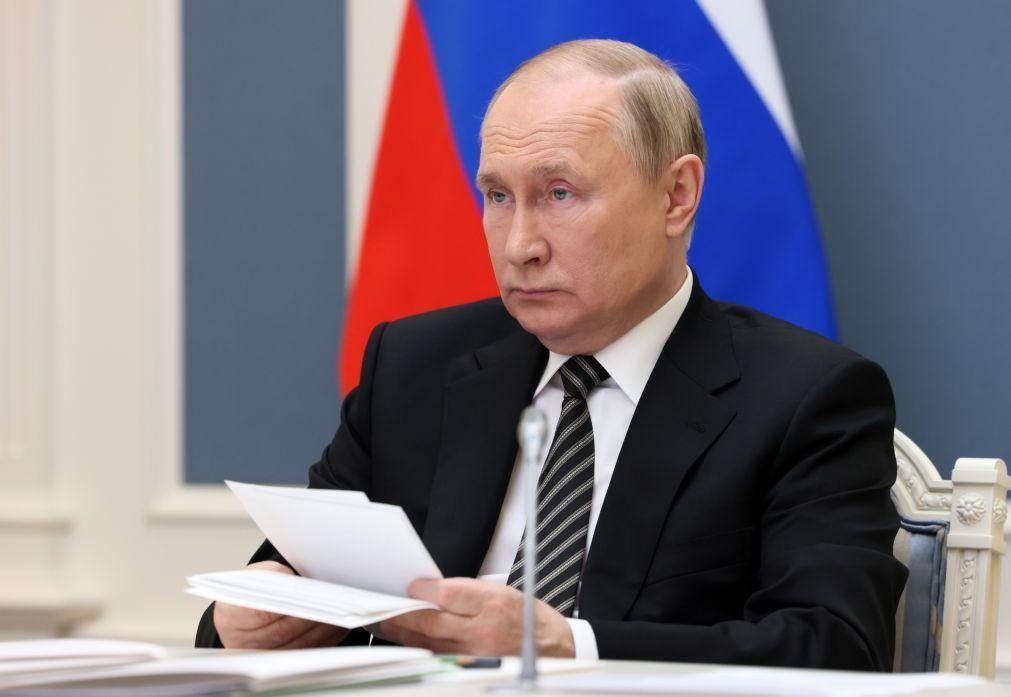 Putin descreve pressão sobre a Rússia como 