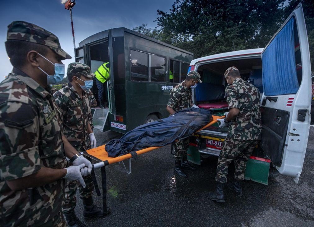Recuperado último corpo das 22 pessoas a bordo do avião que caiu no Nepal