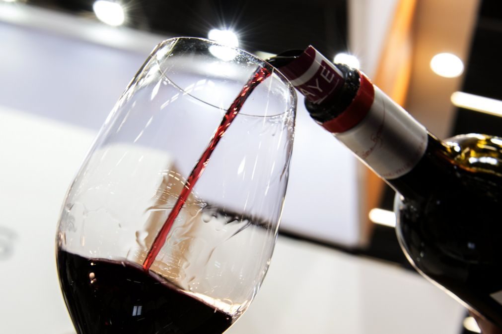 Produção de vinho em França deve cair 18% este ano devido ao clima