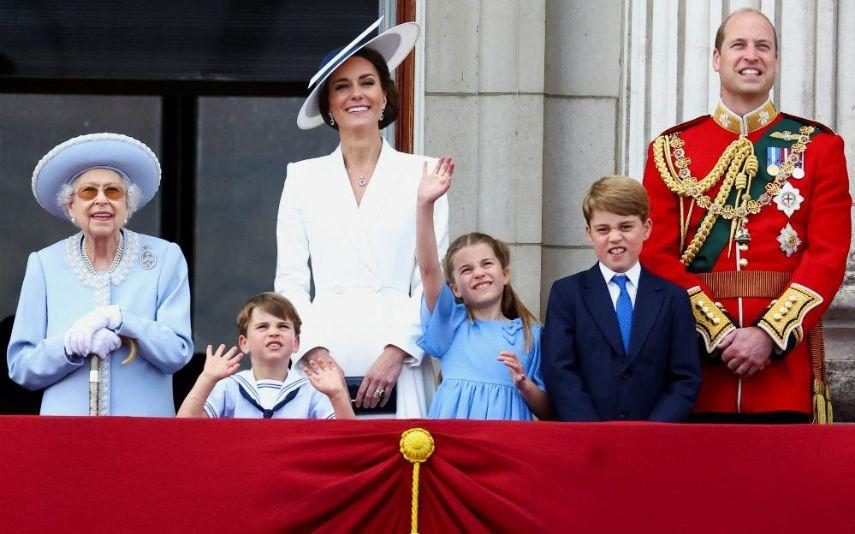 Isabel II - Momento histórico! Rainha é apoiada pela família no primeiro dia do Jubileu