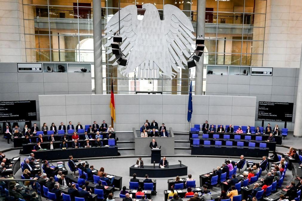 Parlamento alemão altera Constituição para aumentar orçamento de defesa