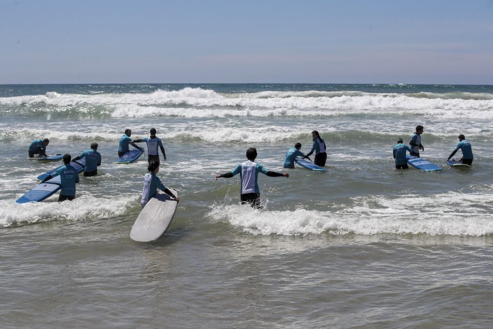 Projeto estuda felicidade da prática do surf por pessoas com deficiência intelectual em Leiria