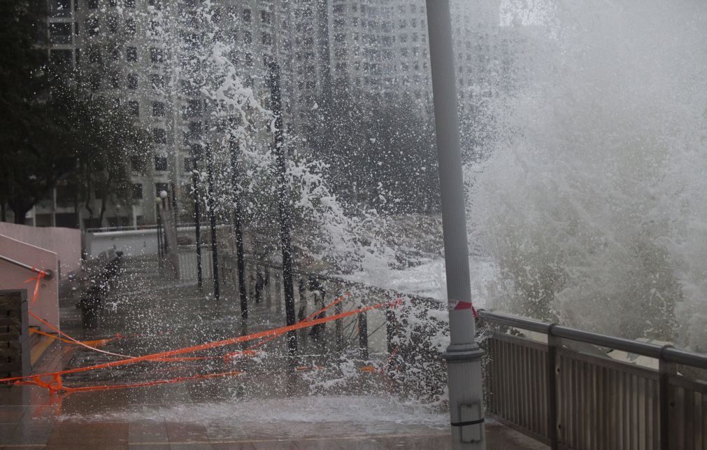 Pelo menos um morto em Hong Kong à passagem do tufão Pakhar